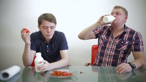 Парни пробуют ПЕРЕЦ ЧИЛИ ☑️