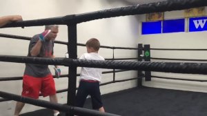 КОСТЯ ПАРАМОНОВ В ЗАЛЕ МЭННИ ПАКЬЯО,ТРЕНЕР ФРЕДДИ РОУЧ