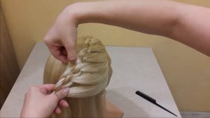 Красивое плетение волос на распущенные волосы?  Beautiful hair weaving on her hair?