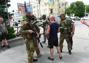"Вагнер" в Ростове-на-Дону. Посмотрите на реакцию местных жителей