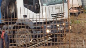 Грузовик Самосвал с песком, едет выгружается на стройку.