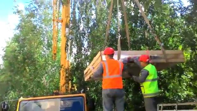 Новые часы поднимают на башню Костаная смотреть онлайн