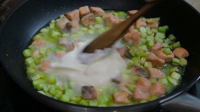 Паста с лососем и кабачками. Быстрый рецепт нежной пасты! смотреть онлайн