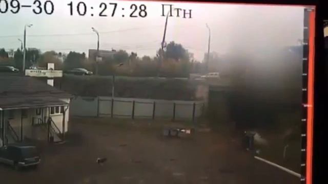 В Твери легковушка вылетела с моста (30.09.2016) смотреть онлайн