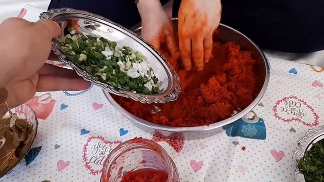BİZİM ÜNLÜ TOK KARNINA 9 TOPAK YENEN KÖFTEMİZİ YAPTIK SERAP İLE ?#antepköfte#antepyağlıköfte