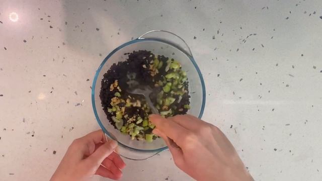 Салат из черной  чечевицы . С кинзой и стеблями сельдерея .