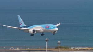 Дримлайнер Боинг 787 авиакомпании TUI Airways приземляется в аэропорту Пхукет.