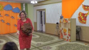 Сюрпризный момент с шишкой на осеннем утреннике 2017 в яслях