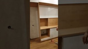 Угловая двухярусная кухня с колонной