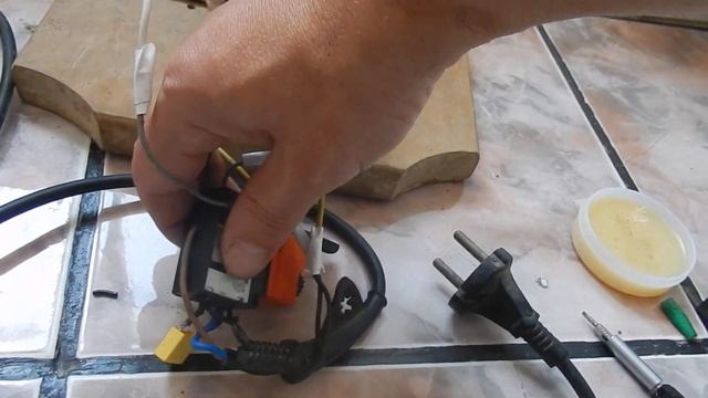 Regulating the speed and direction of rotation of an engine with the button of a drill смотреть онлайн