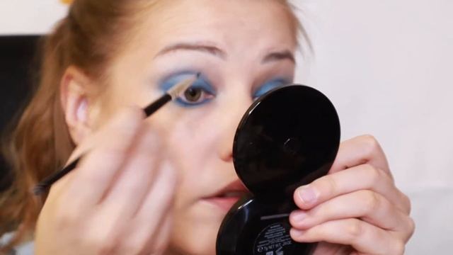 Макияж из 90-ых и 2000-ых на современный лад смотреть онлайн