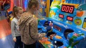 На игровых автоматах в ТЦ Остров