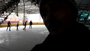 Первый раз НА КОНЬКАХ Учимся кататься на коньках First time ON SKATES Learn to skate
