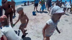 Дети веселятся на пляже. Отдых на Азовском море.