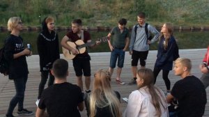 На тульской набережной подростки поют Цоя