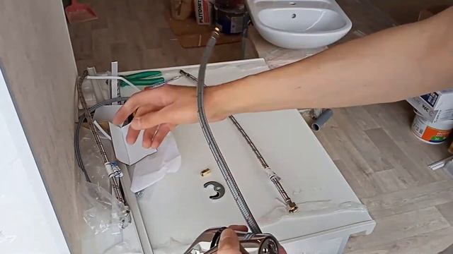 Установка и монтаж СМЕСИТЕЛЯ на раковину в ванной. #смеситель #установка #ванная #санузел #раковина