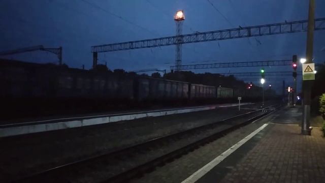 Электровоз ВЛ80С с грузовым поездом и ЭП1М-449 с поездом Калининград - Адлер смотреть онлайн