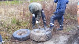 Выпрямление литого диска кувалдой