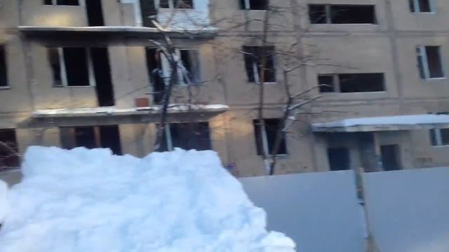 Заброшенную девяти-этажку на улице перспективной дом 10Б огородили забором смотреть онлайн