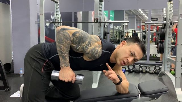 Разгибание руки в наклоне с гантелью от скамейки смотреть онлайн