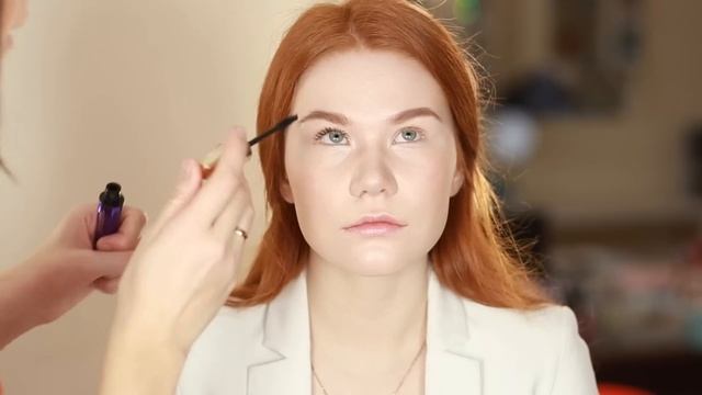 Корректирующий макияж для нависшего века (3 способа коррекции)