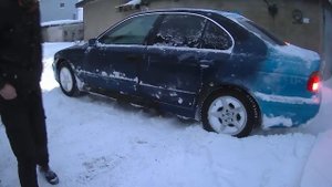 БМВ е39 пробивает путь через сугробы.