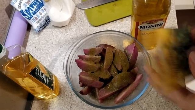 Готовлю фиолетовый картофель впервые (картофель по деревенски в микроволновке).