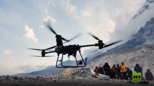 بالفيديو.. تسليم طرود بواسطة طائرة بدون طيار لمتسلقين على قمة جبل إفرست