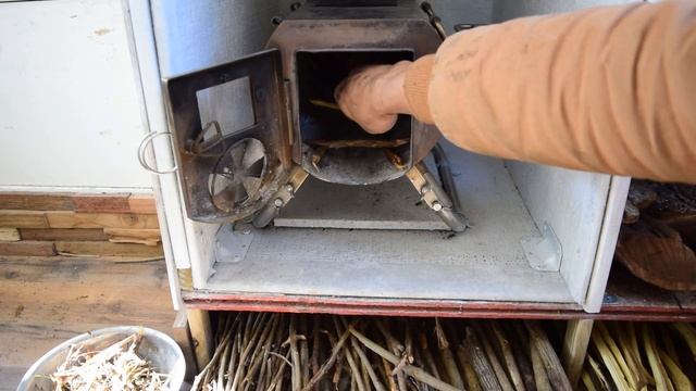 How to Start a Fire in a Small Wood Stove | Winter Camping 101 смотреть онлайн