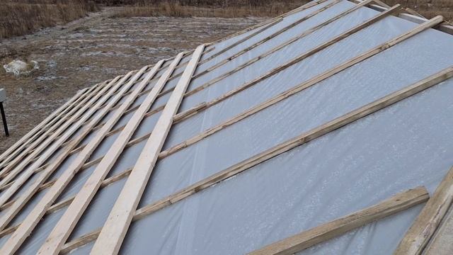 Закончил строительный сезон! Сделал пленку, обрешетку, временную ТЕПЛУЮ ОТМОСТКУ. Пора отдохнуть смотреть онлайн