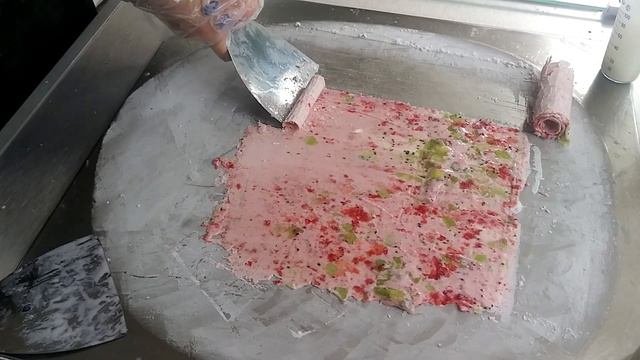 Как делают вкусное жареное мороженое. Подсмотрено в Сочи