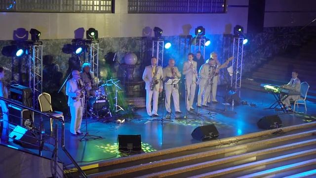 Кинетические шары на ж/д вокзале смотреть онлайн