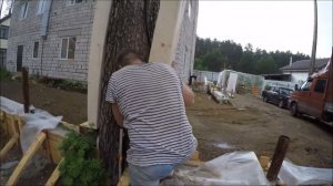 Изготовление бруса для стыковки забора с деревом. Забор часть 30.