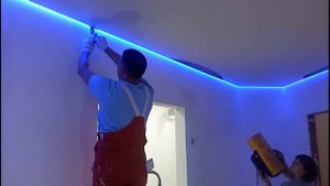 МОНТАЖ НАТЯЖНОГО ПОТОЛКА С ПОДСВЕТКОЙ В ГОСТИННОЙ