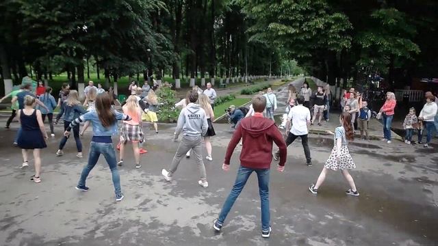Танцевальный флешмоб "20 лет" смотреть онлайн