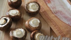 Шампиньоны в беконе на мангале