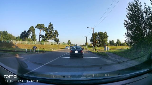 Пешеходы на железнодорожном переезде также должны останавливаться на запрещающий сигнал светофора. смотреть онлайн