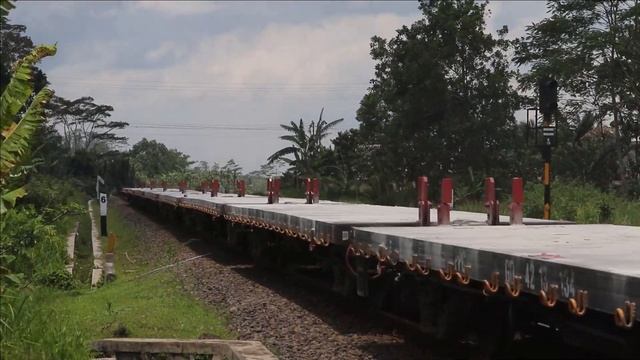 The Mighty Freight Trains of Java's Southern Line, empty or full of goods. Train 2741F & 2729 смотреть онлайн