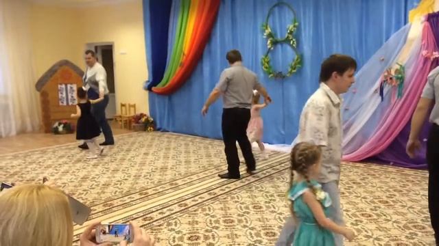 Танец папы и дочки! смотреть онлайн