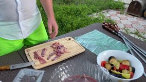 Печень говяжья c беконом и овощами на мангале