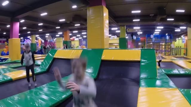 Отрываемся в детском развлекательном центре с тарзанкой, батутом, горками, лабиринтом смотреть онлайн