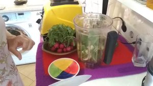 Весенний смузи из ботвы редиски