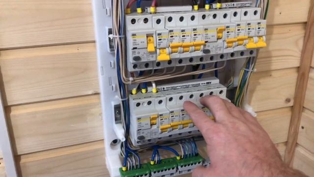 Трехфазный электрощит ABB Mistral 41 на 36 модулей в коттедже смотреть онлайн