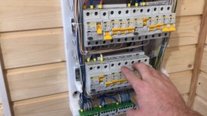 Трехфазный электрощит ABB Mistral 41 на 36 модулей в коттедже