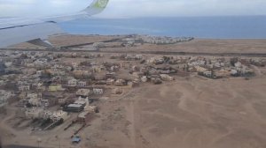 Посадка самолета аэропорт Хургада. Под крылом отели побережья. найди свой.