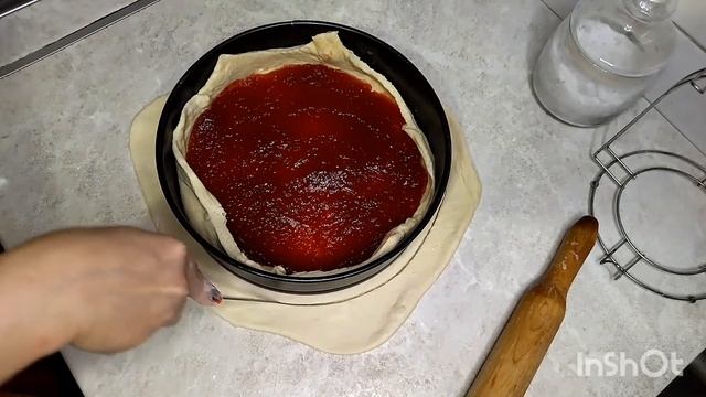 Закрытый пирог с клубничным джемом