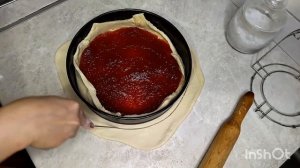 Закрытый пирог с клубничным джемом