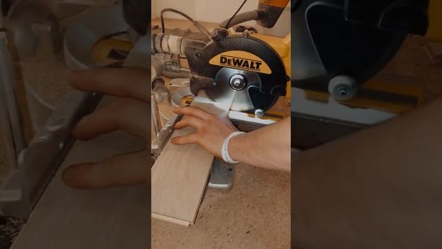 Торцовая пила Dewalt