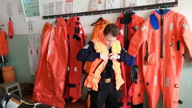 13.2  Одевание спасательного жилета, используемого на морском судне. смотреть онлайн
