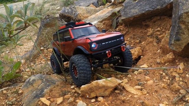 Axial scx24 Ford Bronco expedition on the rocks Rock crawling смотреть онлайн